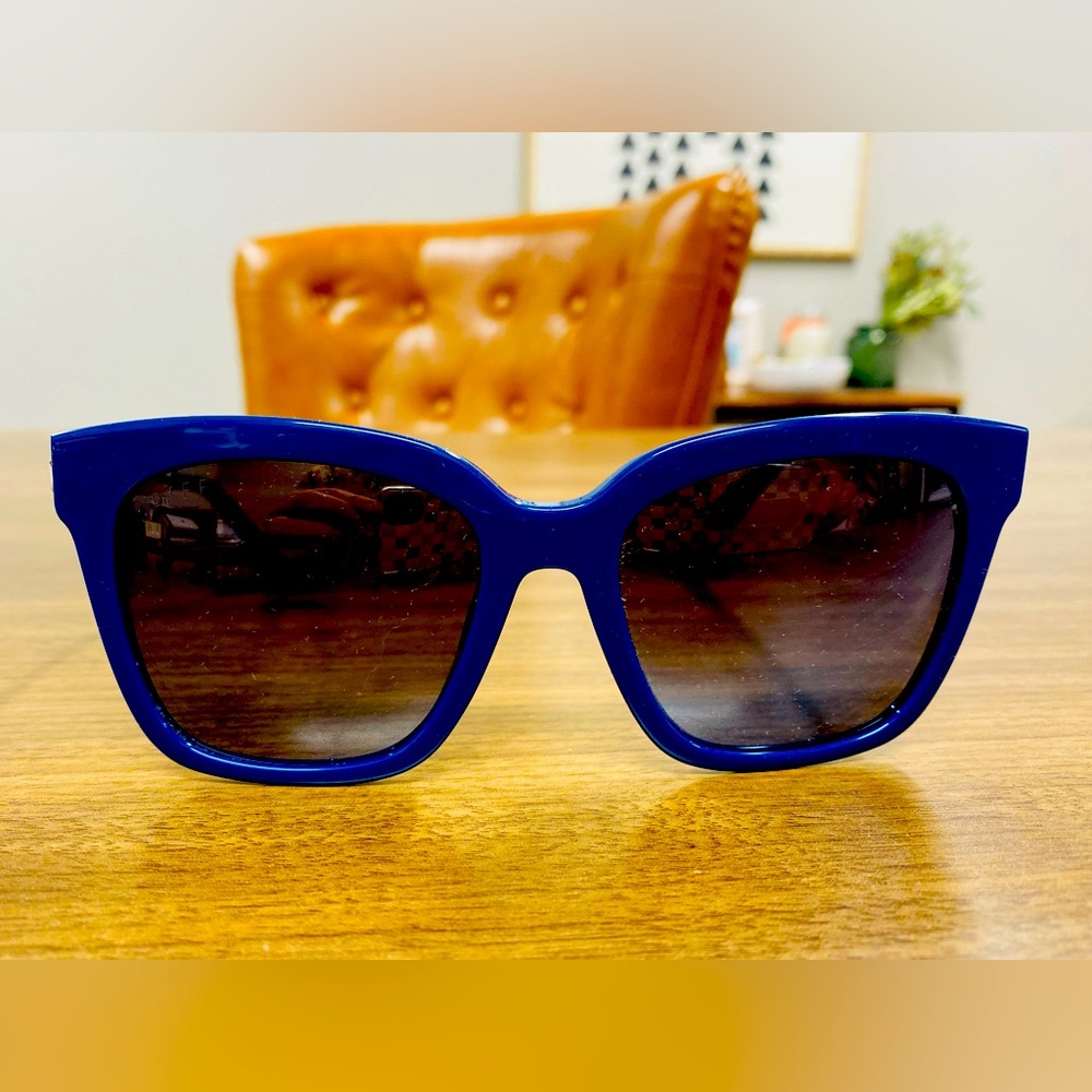 DIFF Bella Polarized Navy Blue with gold trim.